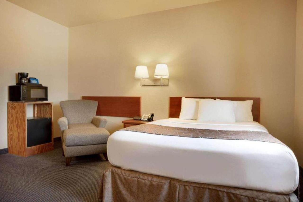 ทราเวลลอดจ์ บาย วินด์แฮม ยิลเลตต์ Hotel ภายนอก รูปภาพ