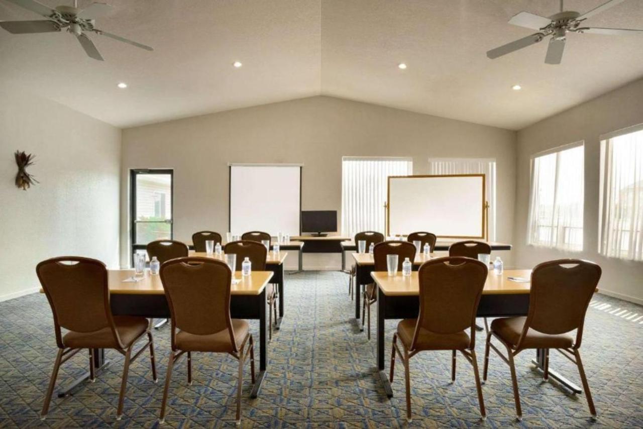 ทราเวลลอดจ์ บาย วินด์แฮม ยิลเลตต์ Hotel ภายนอก รูปภาพ